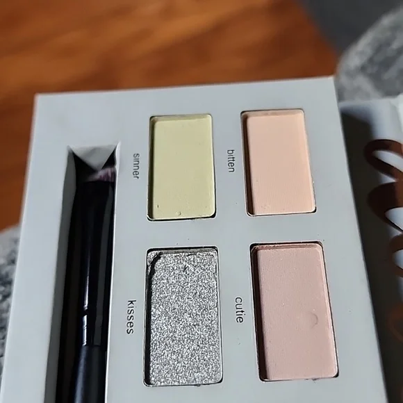 New Doll Face neutral Eye Shadow Palette - Picture 7 of 15